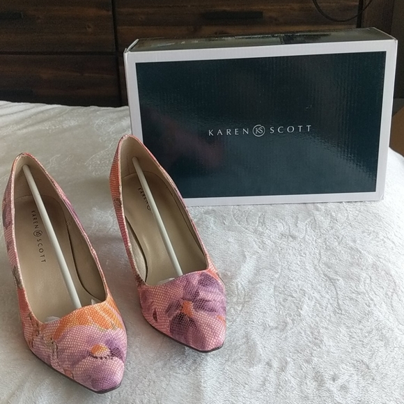 Karen Scott Womens Clancy Pointed Toe Classic Pump - Picture 12 of 15